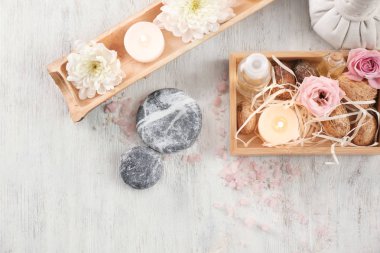 Mumlar ve çiçek ahşap arka plan, üstten görünüm üzerinde Spa kompozisyonu