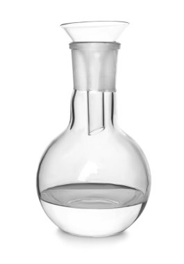Beyaz zemin üzerine sıvı ve filtre huni ile Volumetric flask