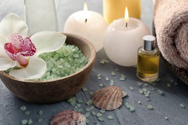 Deniz tuzu ve gri arka plan üzerinde ahşap kase içinde orkide çiçek Spa kompozisyonu