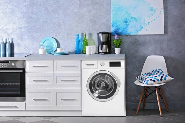 Interior da cozinha moderna com máquina de lavar roupa. Dia de lavandaria — Fotografia de Stock