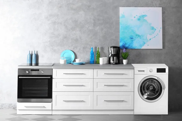 Interieur van moderne keuken met wasmachine. Wasserij-dag — Stockfoto