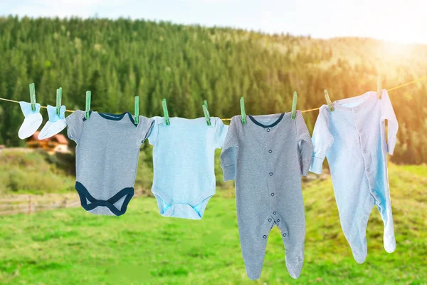 Çamaşır gününde dışarıda temiz kıyafetlerle halat. — Stok fotoğraf