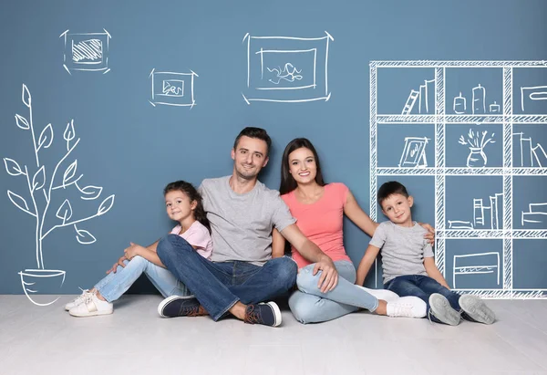 Feliz família sonhando em se mudar para a nova casa no fundo da parede de cor — Fotografia de Stock