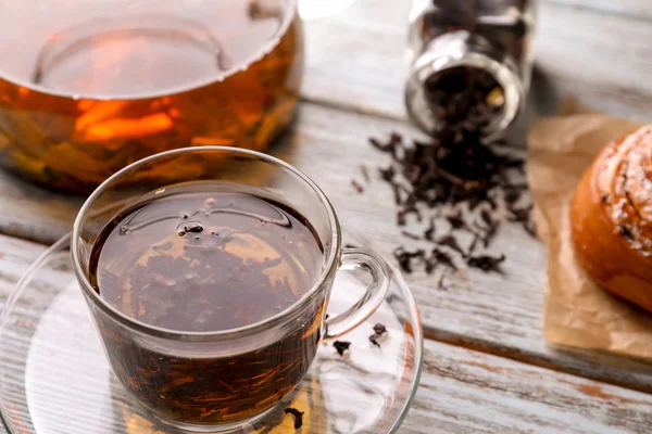テーブルの上の香り高い紅茶とガラスのコップ — ストック写真