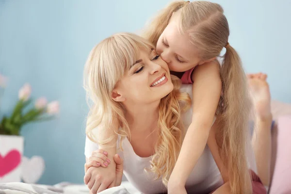 Jonge vrouw met haar dochter thuis — Stockfoto