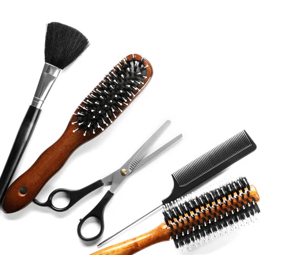 Outils professionnels de coiffeur sur fond blanc, vue de dessus — Photo