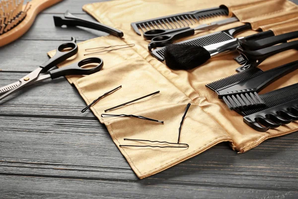 Professionell frisör verktyg på trä bakgrund — Stockfoto