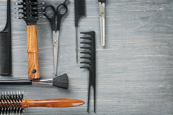 Lägenheten låg sammansättning med professionell frisör verktyg på trä bakgrund — Stockfoto