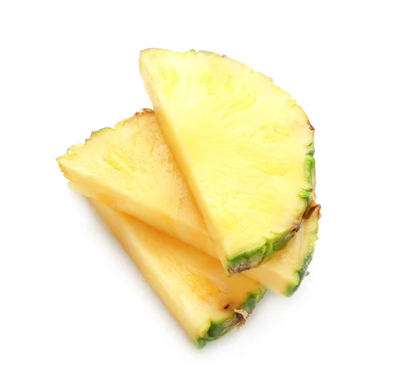 Friss ananász szeletek fehér alapon — Stock Fotó