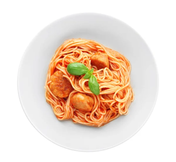 Тарелка вкусной пасты с мясом и томатным соусом на белом фоне — стоковое фото