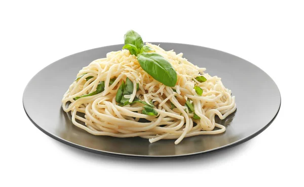 Tallrik läckra pasta med ost och basilika på vit bakgrund — Stockfoto