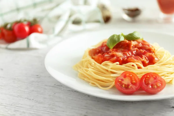 Piatto di deliziosa pasta con salsa di pomodoro sul tavolo di legno bianco — Foto Stock