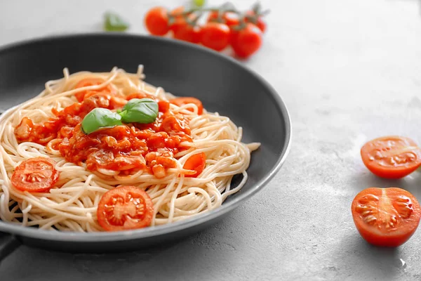Frying pan with delicious pasta and tomato sauce on table, closeup — Stock Photo, Image