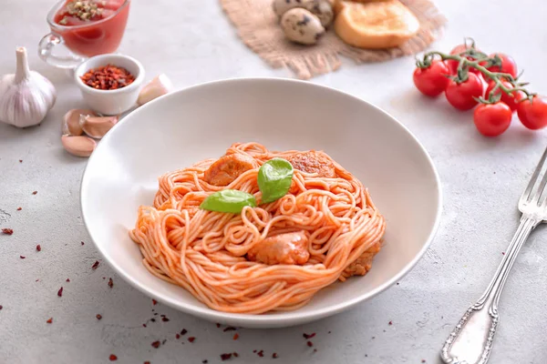 Piatto di deliziosa pasta con carne e sugo di pomodoro in tavola — Foto Stock