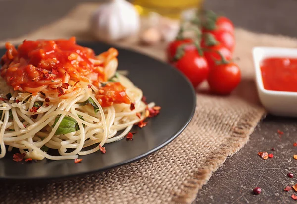 Talerz makaron z sosem pomidorowym na stole, zbliżenie — Zdjęcie stockowe