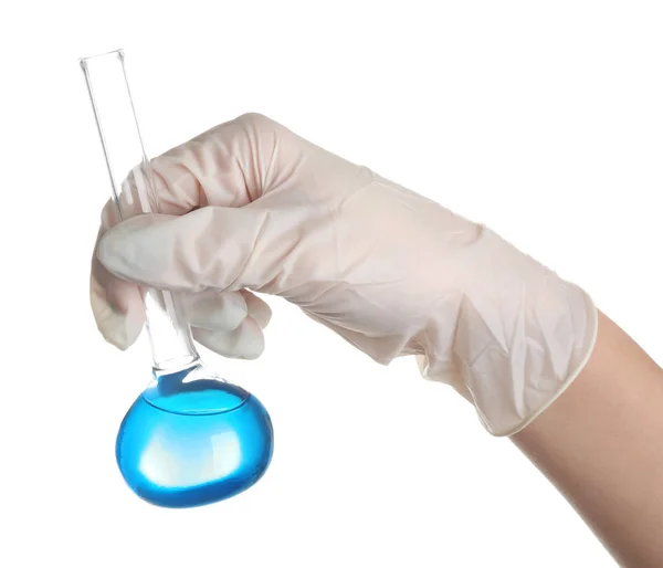 Donna in possesso di vetreria da laboratorio con liquido blu su sfondo bianco — Foto Stock