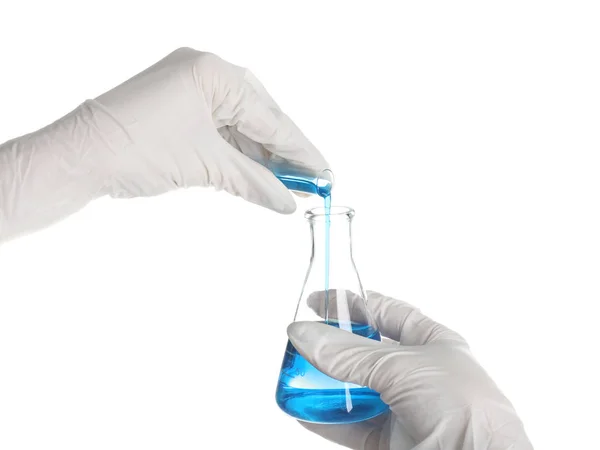 흰색 바탕에 플라스 크에 테스트 튜브에서 파란색 액체를 붓는 여자 — 스톡 사진