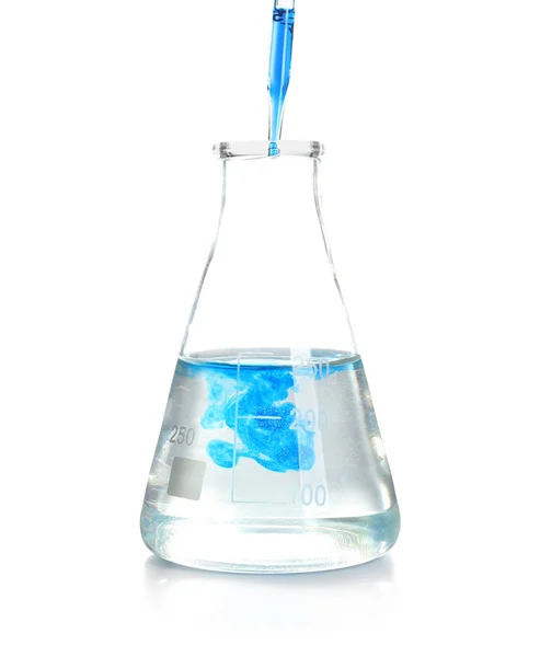 Kék folyadék csöpög a laboratóriumi üvegeszközök fehér háttér — Stock Fotó