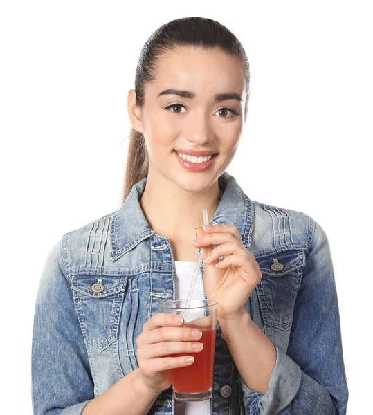 Mooie jonge vrouw met glas sap van citrusvruchten op witte achtergrond — Stockfoto