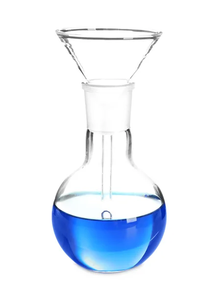Флакон с голубой жидкостью и воронкой фильтра на белом фоне — стоковое фото