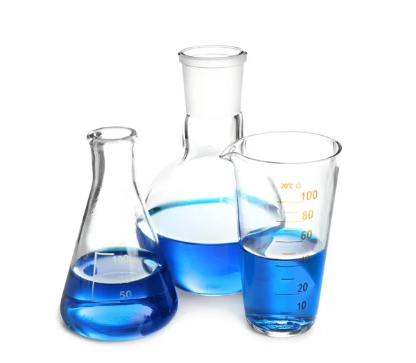 Laboratorieglas med blå vätska på vit bakgrund — Stockfoto