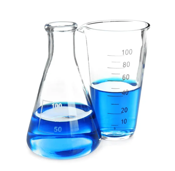 Vidros de laboratório com líquido azul sobre fundo branco — Fotografia de Stock
