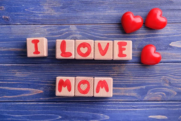 Cubes en bois avec texte I LOVE MOM sur fond en bois. Fête des mères — Photo