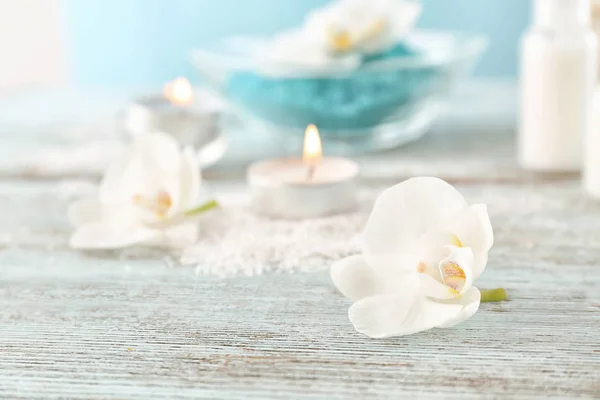 Beautiful flower on table in spa salon — Stock Photo, Image