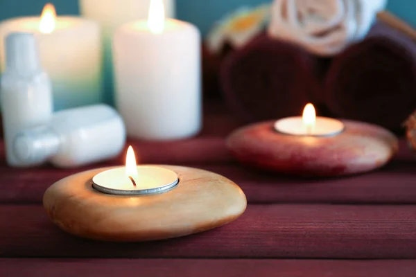 Горящая свеча для ароматерапии на столе — стоковое фото
