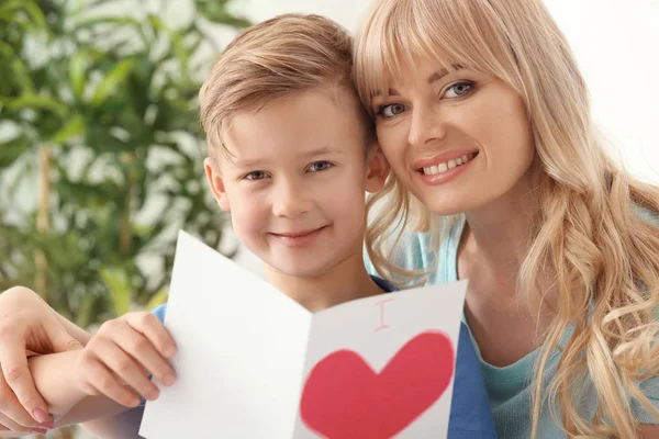 Portret ładny mały chłopiec i jego matka z ręcznie karty w domu — Zdjęcie stockowe