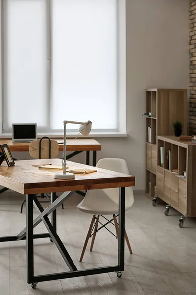 Komfortabler Arbeitsplatz mit Schreibwaren auf dem Tisch — Stockfoto