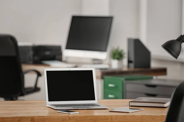 Komfortabler Arbeitsplatz mit Laptop auf dem Tisch — Stockfoto