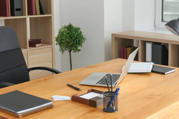 Pohodlné pracoviště s notebookem na stole — Stock fotografie