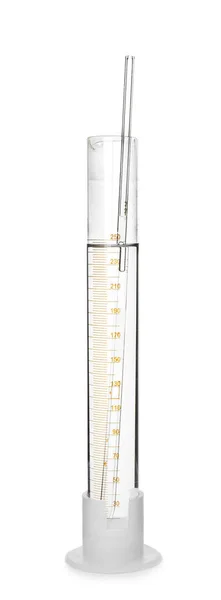Cilindro graduado com líquido e pipeta sobre fundo branco — Fotografia de Stock