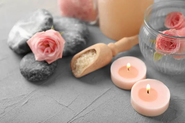 Composição de spa com velas e flores em fundo cinza — Fotografia de Stock
