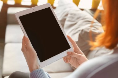 Kapalı, Tablet kullanan kadın portre