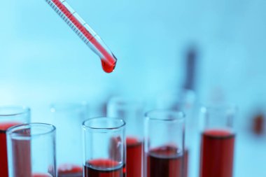 Damlayan kan örnekleri test tüpleri, closeup içine