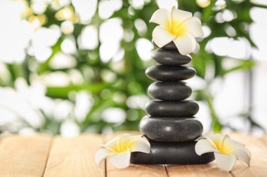 Ahşap masaya güzel çiçek taşlarla Spa