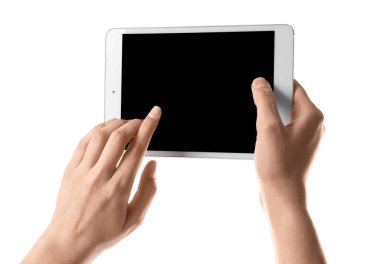 Tablet bilgisayar beyaz arka plan üzerinde tutan genç kadın