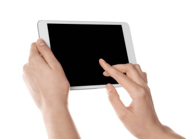 Tablet bilgisayar beyaz arka plan üzerinde tutan genç kadın