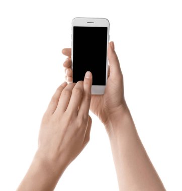 Smartphone beyaz arka plan üzerinde tutan genç kadın