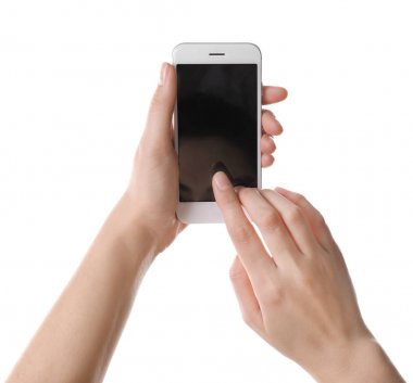 Smartphone beyaz arka plan üzerinde tutan genç kadın