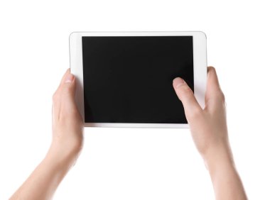 Tablet bilgisayar beyaz arka plan üzerinde tutan genç kadın