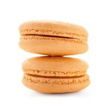 Beyaz arka plan üzerinde nefis turuncu macarons