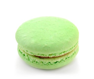 Beyaz zemin üzerine lezzetli yeşil macaron