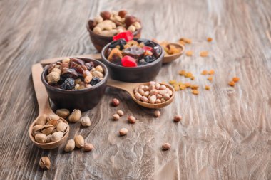 Fındık, Kuru Meyve ve çilek ahşap arka plan üzerinde farklı türde ile kompozisyon