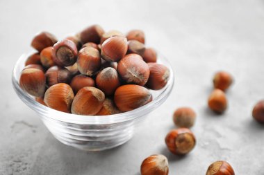 Gri zemin üzerine fındık ile kase