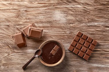 Ahşap arka plan üzerinde lezzetli çikolata ile düz yatıyordu kompozisyon