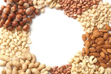 Beyaz arkaplanda farklı fındıklardan yapılmış çerçeve