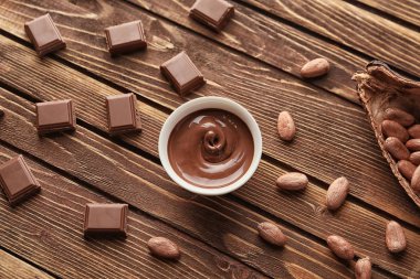 Ahşap arka planda lezzetli erimiş çikolatalı kompozisyon